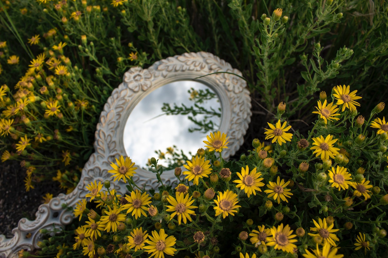 How Do You Make a Low-maintenance Flower Bed?