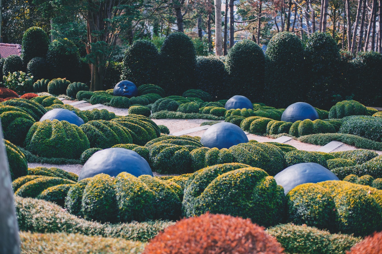 How Wide Should a Flower Bed Be in Front of House?